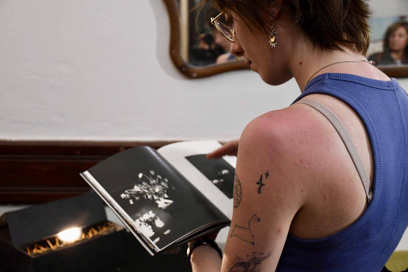 Visitante con libro